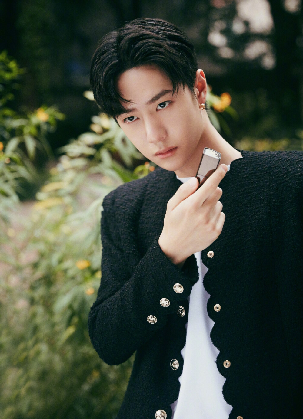 王一博 for chanel 78 穿着2020秋冬斜纹软呢外套,佩戴高级珠宝coco