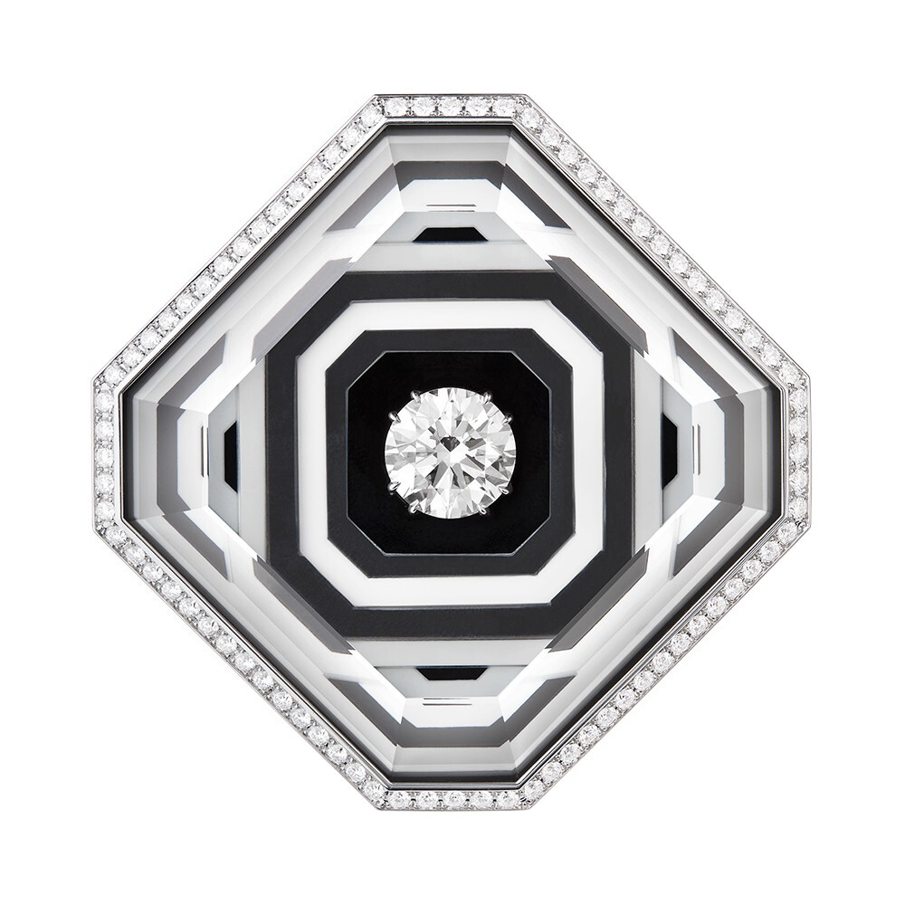  Boucheron 宝狮龙「Paris vu du 26」系列以巴黎和品牌渊源为主题 26V 白金挂坠项链 镶嵌一颗5.32ct的圆形明亮式切割钻石，达到 F 色 VVS2 净度级别，点缀缟玛瑙、水晶、美蛋白石和钻石，可呈现两种佩戴版本