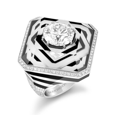 Boucheron 宝狮龙「Paris vu du 26」系列以巴黎和品牌渊源为主题 26V 白金戒指 主石为一颗4.08ct的圆形明亮式切割钻石，达到 F 色 VVS2 净度级别，点缀缟玛瑙、美蛋白石、水晶和钻石