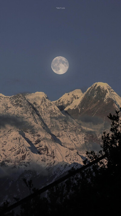 远处的山峰像白云一样