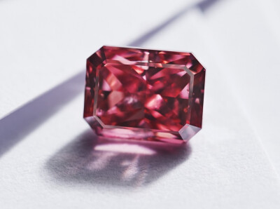  矿石供应商 Rio Tinto 开采自澳大利亚「Argyle 阿盖尔」矿区 Argyle Enigma 红钻 重1.75ct，采用雷迪恩切割，经 GIA 鉴定达到 Fancy Red 色级，SI2 净度级别