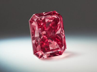  矿石供应商 Rio Tinto 开采自澳大利亚「Argyle 阿盖尔」矿区 Argyle Enigma 红钻 重1.75ct，采用雷迪恩切割，经 GIA 鉴定达到 Fancy Red 色级，SI2 净度级别