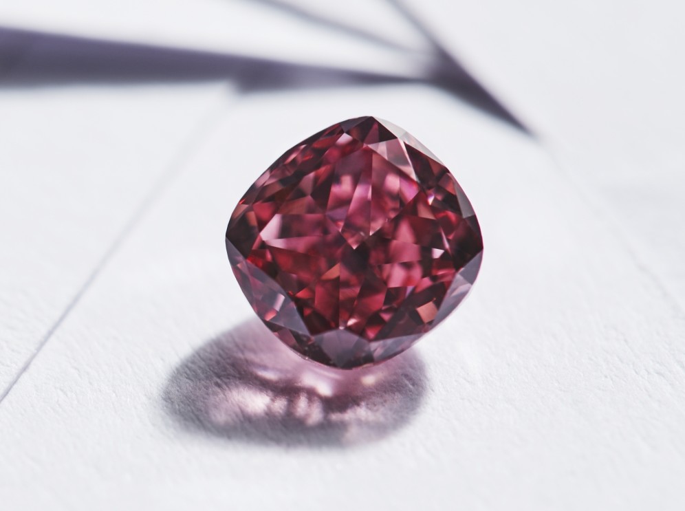 矿石供应商 Rio Tinto 开采自澳大利亚「Argyle 阿盖尔」矿区 Argyle Elysian 粉钻 重 1.20ct，枕形切割，经 GIA 鉴定达到 Fancy Vivid Pink 色级，VS2 净度级别