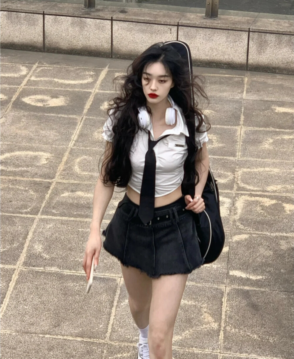 这不是那个天天翘课的街溜子学姐吗？