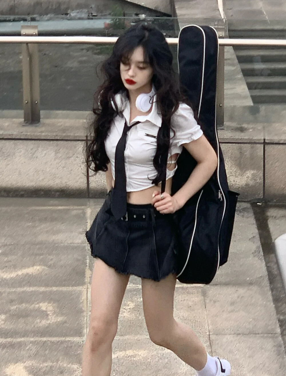 这不是那个天天翘课的街溜子学姐吗？