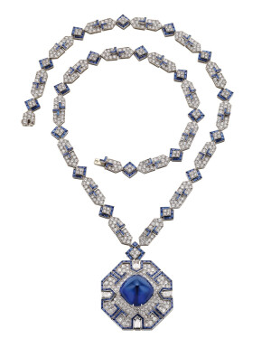 Bulgari 宝格丽 蓝宝石挂坠项链 1969年 镶嵌一颗重65ct的糖面包山切割蓝宝石，点缀小颗蓝宝石和钻石，挂坠可拆下作为胸针佩戴，曾由 Elizabeth Taylor 伊丽莎白泰勒所拥有
