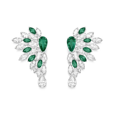Piaget 伯爵「Golden Oasis」灵感汲取自沙漠广袤无垠的壮美景观「Native Bloom」Vegetal Laces 白金耳坠 镶嵌2颗1.26ct和1.14ct的水滴形切割祖母绿，点缀榄尖形切割祖母绿，水滴形和榄尖形切割钻石