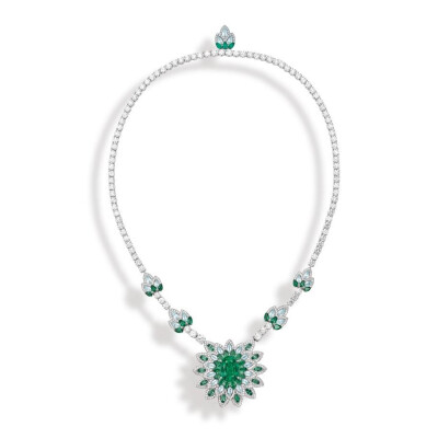 Piaget 伯爵「Golden Oasis」灵感汲取自沙漠广袤无垠的壮美景观「Native Bloom」Titanota 白金项链 主石为一颗7.23ct的椭圆形切割祖母绿，产自赞比亚，点缀榄尖形和水滴形切割祖母绿，榄尖形切割帕拉伊巴碧玺和圆形…