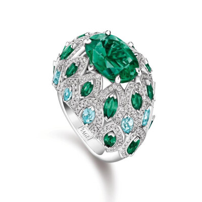 Piaget 伯爵「Golden Oasis」灵感汲取自沙漠广袤无垠的壮美景观「Native Bloom」Titanota 白金戒指 主石为一颗5.03ct的椭圆形切割祖母绿，产自赞比亚，点缀榄尖形切割祖母绿，榄尖形切割帕拉伊巴碧玺，和圆形明亮式…