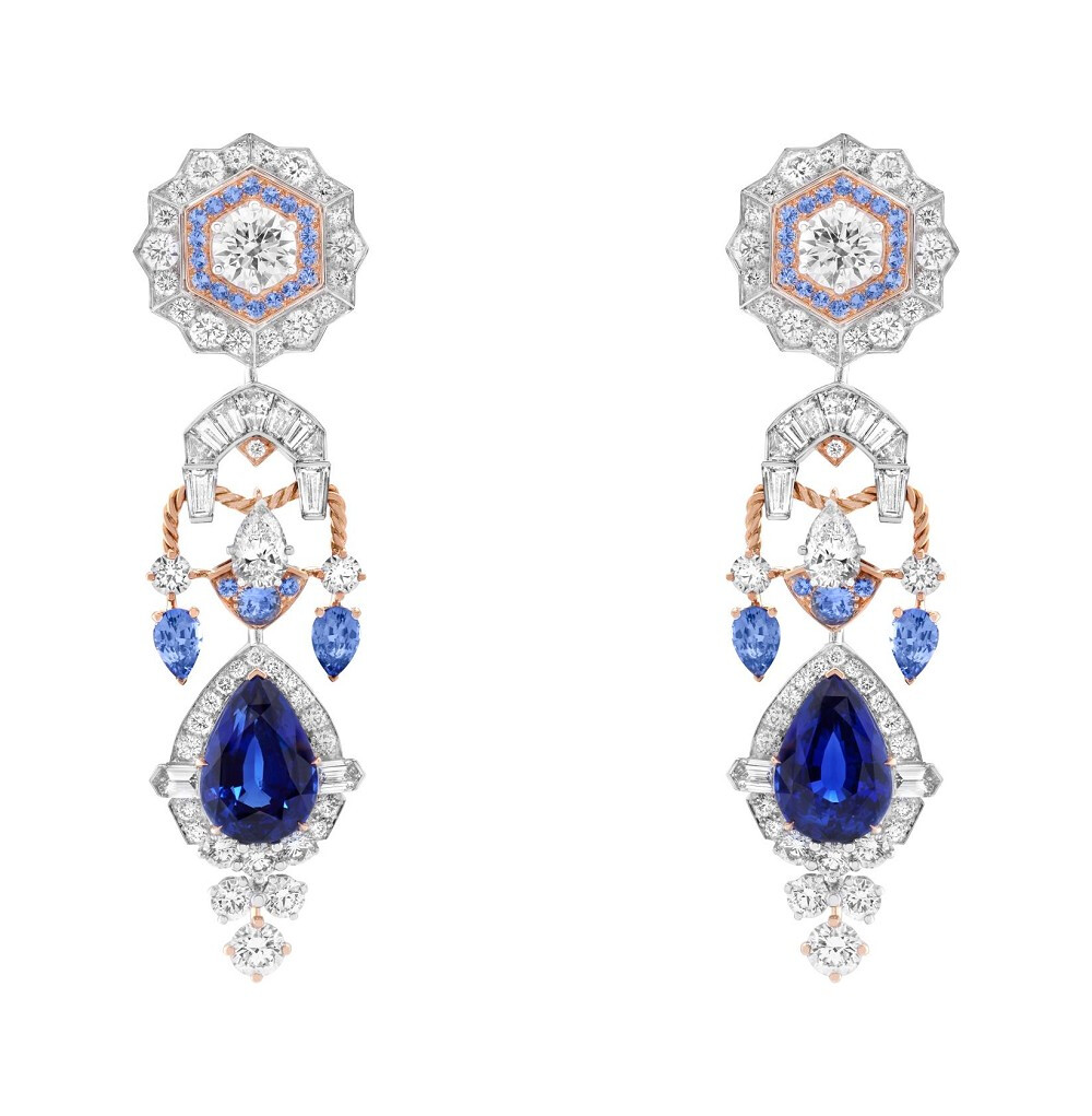 Van Cleef & Arpels 梵克雅宝「Romeo & Juliet」系列灵感源自莎士比亚著名剧作「罗密欧与朱丽叶」Balletti 白金耳坠 镶嵌2颗水滴形切割蓝宝石，点缀蓝宝石和钻石，底座由白金和玫瑰金制作，可转换为简洁版本佩戴