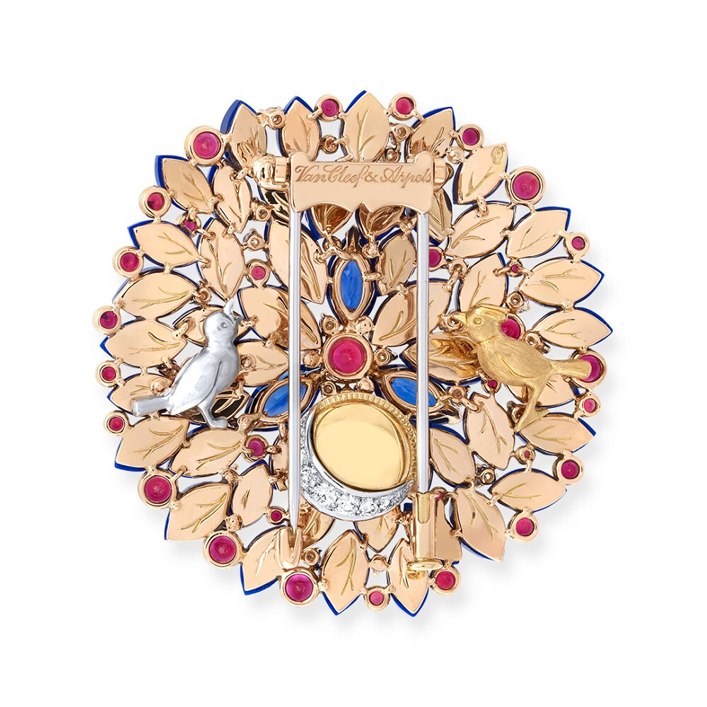 Van Cleef & Arpels 梵克雅宝「Romeo & Juliet」系列灵感源自莎士比亚著名剧作「罗密欧与朱丽叶」Night or Day 玫瑰金胸针 镶嵌红宝石、蓝宝石、青金石和钻石，胸针背面的夜莺图案由黄金和白金雕刻