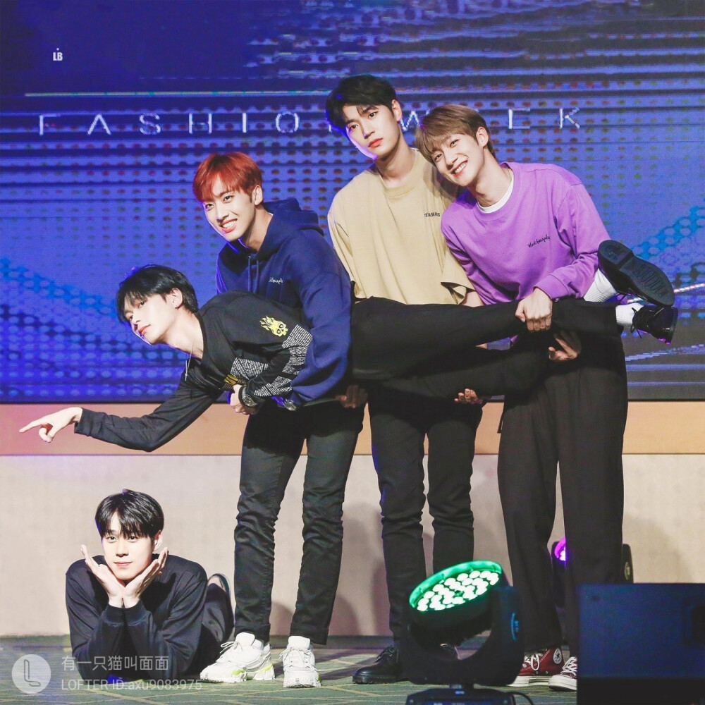 KNK
朴栖含 郑因成 李东源 吴熙俊 金智勋