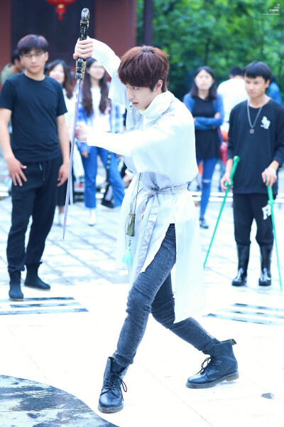 170504 私立蜀山学园媒体探班 @UNIQ-王一博 ​​​☁学长好～☁ cr:logo