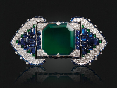 Cartier 卡地亚 装饰艺术风格腰带扣胸针 1922年 主石为一颗38.71ct的八角形切割哥伦比亚祖母绿，经过少油处理，点缀圆顶式小型角切割蓝宝石和祖母绿、旧式切割和单式切割钻石，底座由铂金和白金制作。成交价154.5万…