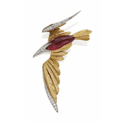 Christie's 佳士得春拍「Fine Jewels」 Bird 胸针 by Mauboussin 约1960年 飞鸟胸针镶嵌一颗花式切割碧玺，点缀圆形切割钻石。估价4千-6千欧元