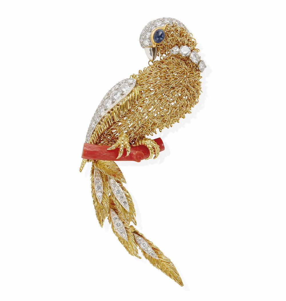 Christie's 佳士得春拍「Fine Jewels」Bird 金质胸针 镶嵌珊瑚，点缀圆形切割钻石，眼睛部分镶嵌一颗弧面切割蓝宝石。估价3千-6千欧元 鸟