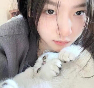 描线一笔接一笔，白色的素描本上渐渐萌生黑意。即便如此，还无法照准记忆中的风景。