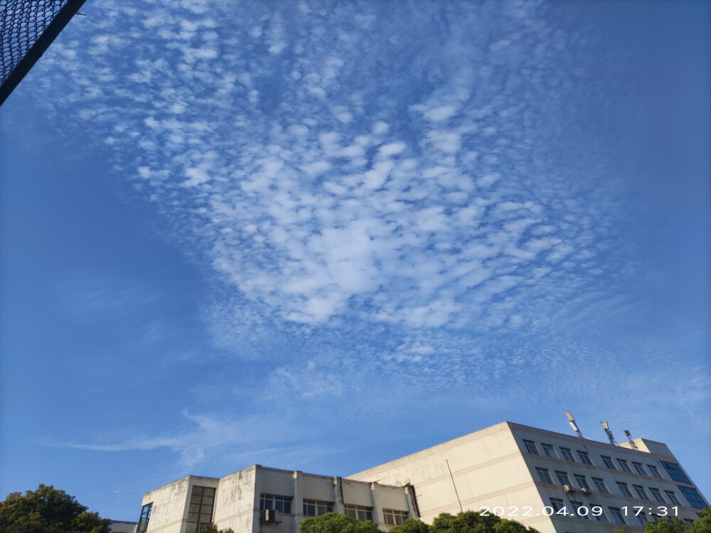 天空——
有趣的人生靠自己来支撑
——光