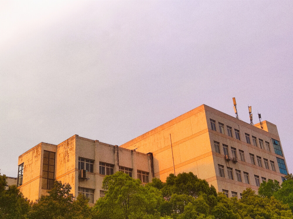 天空——
有趣的人生靠自己来支撑
——光