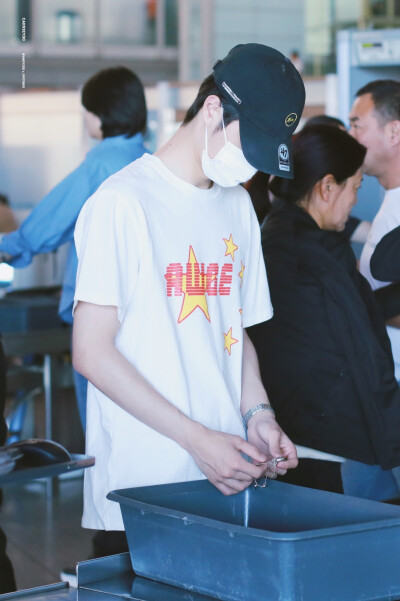 190507 北京-上海 @UNIQ-王一博 ​​​❦酷盖是机场最帅の仔❦ cr:logo