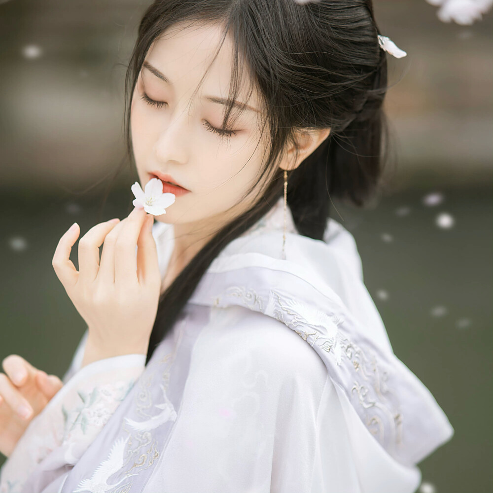 素人女头可二改。
注明程愫