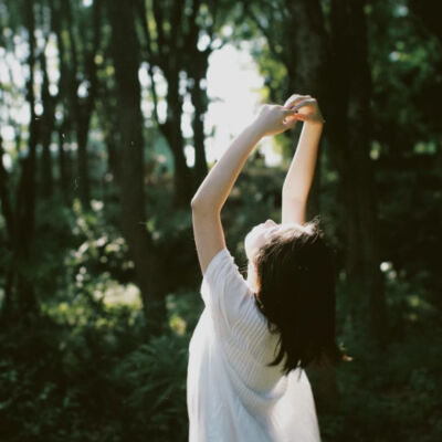 木心先生曾说，5月大约是， 掌管了生命和活力 阳光明媚而不燥热，微风柔和又清凉，他仿佛拥有一切美好的可能 所以他值得倒满一整杯期待