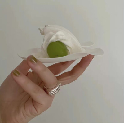 手拿甜点