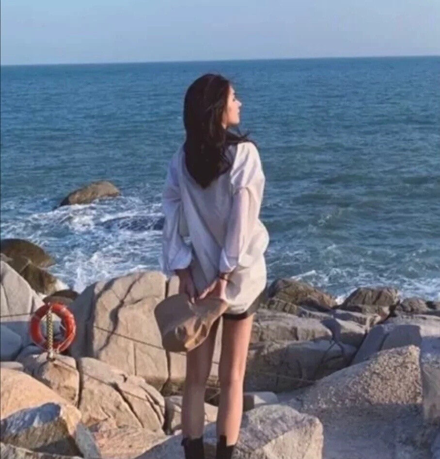 海边浪漫的姑娘