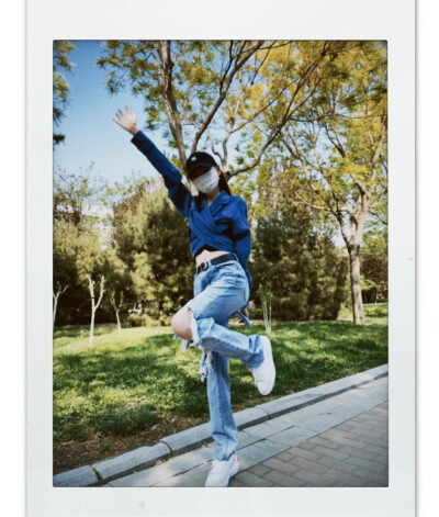 美女冒泡，咕噜咕噜，图片自取，无水印