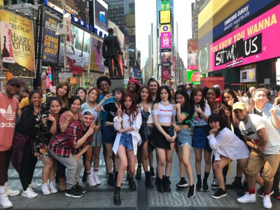 180805
[] (G)I-DLE in New York
爱一德成功完成了纽约时代广场快闪活动！
非常感谢陪伴我们的I love dance伴舞们 支持我们的粉丝们
