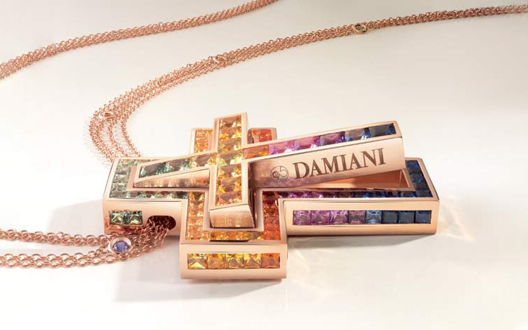  Damiani 意大利「Belle Époque」系列以「十字架」来表达虔诚信仰 玫瑰金挂坠项链 镶嵌公主方形切割 或圆形切割彩色蓝宝石，渐变色调铺陈覆盖了彩虹的所有颜色