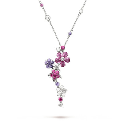 Van Cleef & Arpels 梵克雅宝「Folie des Prés」系列以山野间盛开的花朵为灵感 白金挂坠项链 共镶嵌31颗紫色和粉色蓝宝石 总重4.6ct，13颗钻石 总重1.34ct