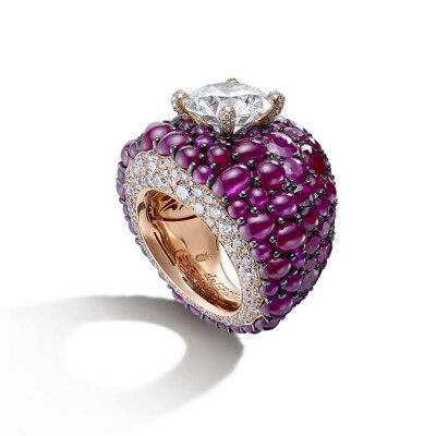 de Grisogono 瑞士「Technicolor」灵感源自1920年代的早期彩色电影胶片技术「特艺彩色」玫瑰金戒指 主石为一颗7.12ct的圆形切割钻石，点缀21颗弧面切割红宝石，111颗圆形切割红宝石和162颗钻石