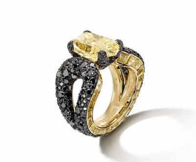 de Grisogono 瑞士「Technicolor」灵感源自1920年代的早期彩色电影胶片技术「特艺彩色」金质戒指 主石为一颗5.77ct的枕形切割黄钻，点缀21颗长阶梯形切割黄钻和401颗圆形切割黑钻