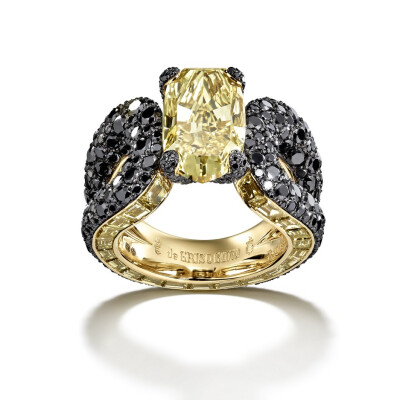 de Grisogono 瑞士「Technicolor」灵感源自1920年代的早期彩色电影胶片技术「特艺彩色」金质戒指 主石为一颗5.77ct的枕形切割黄钻，点缀21颗长阶梯形切割黄钻和401颗圆形切割黑钻