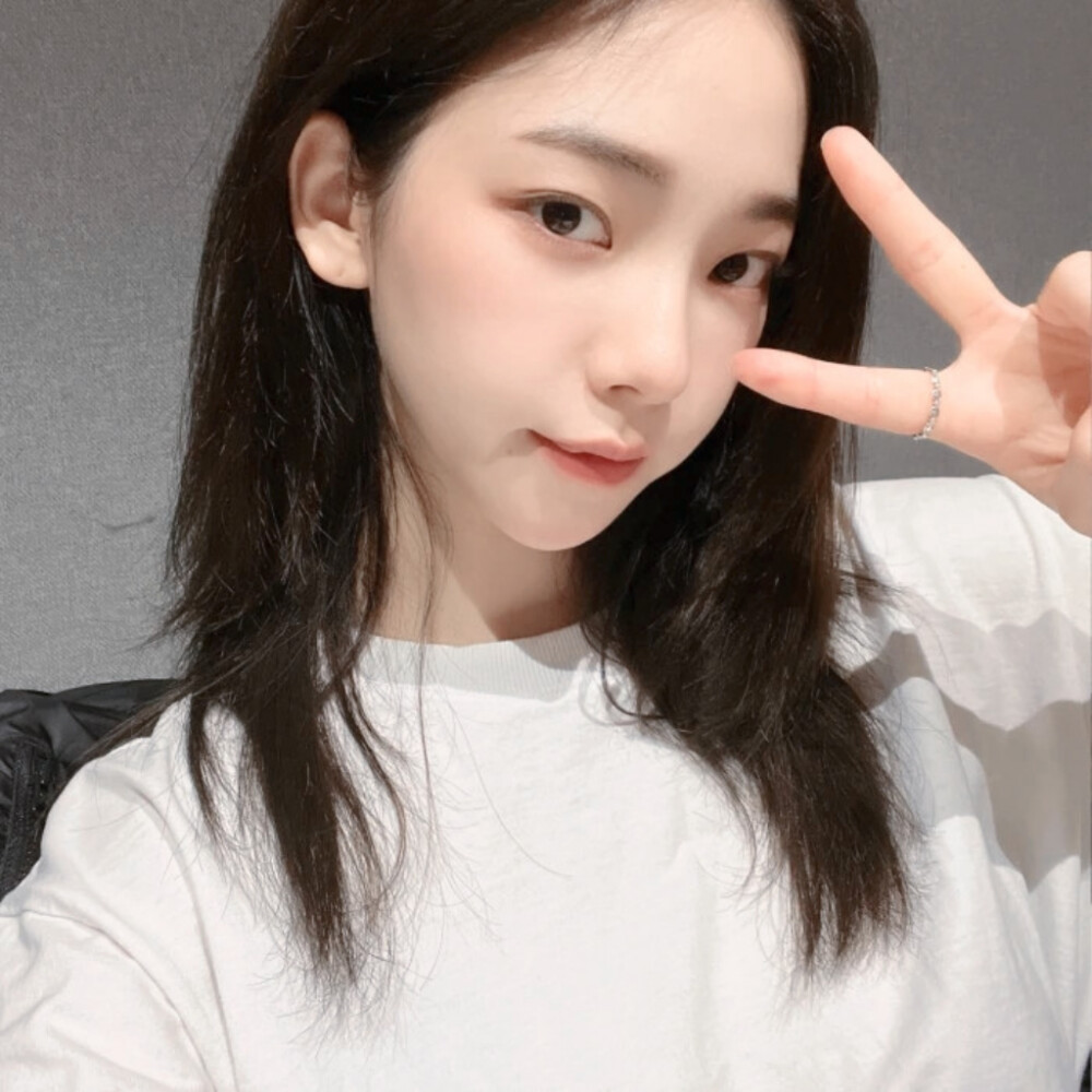 自拍喜欢比耶的臭屁女高7900700979