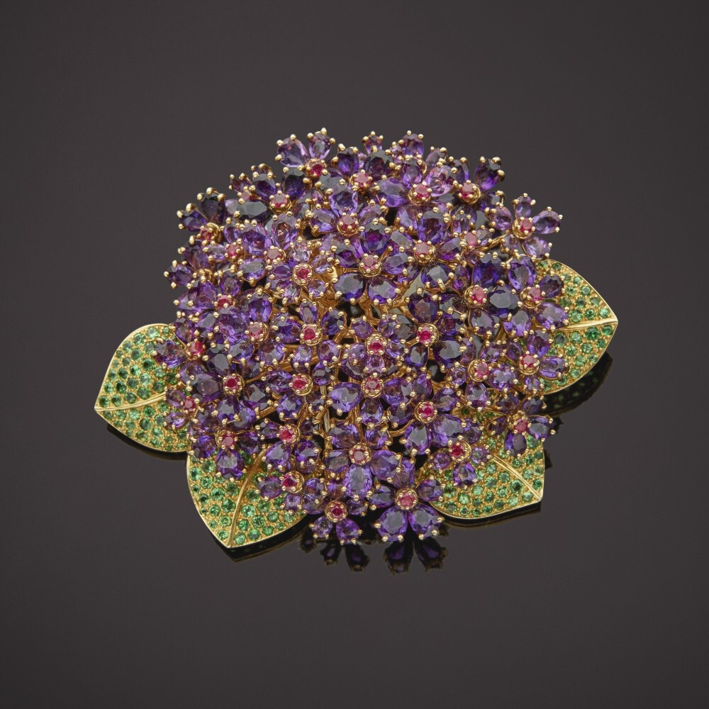 Hydrangea 绣球花胸针 by René Boivin 约1980年 镶嵌紫水晶、红宝石和沙弗莱石，底座由黄金制作。售价8.4万美元