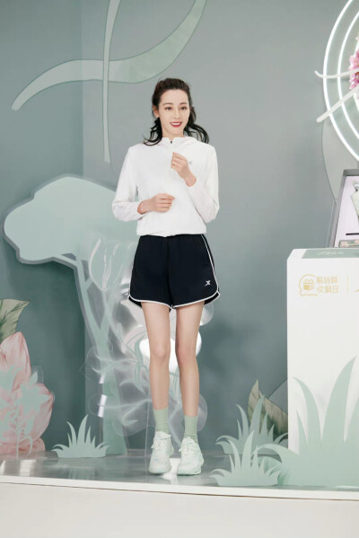 特步代言人-迪丽热巴