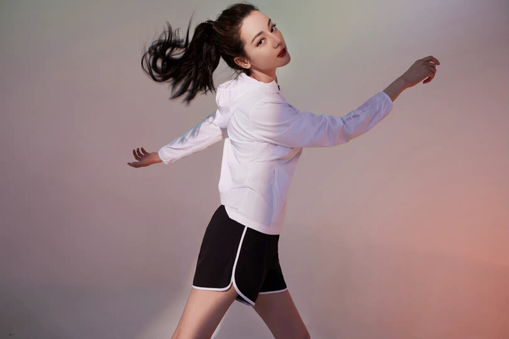 特步代言人-迪丽热巴