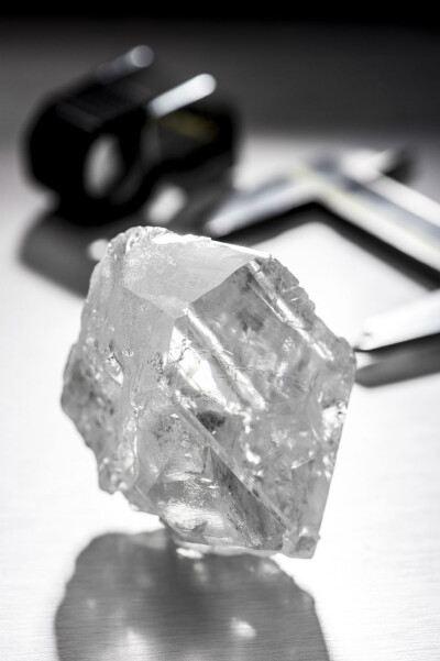 Graff 格拉夫 一颗方形祖母绿切割钻石「Graff Lesedi La Rona」重达302.37ct，原石为出产自博兹瓦纳的1109ct Type IIa 型巨钻原石「Lesedi La Rona」2017年以5300万美元购得