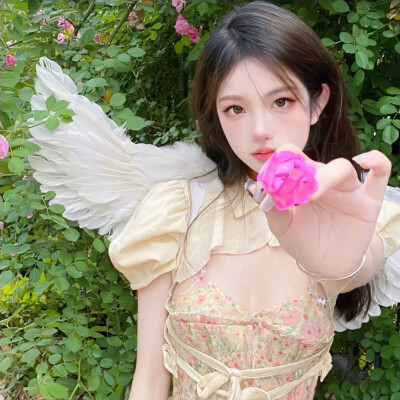 女 听说倒着走 就可以回到从前好像不行 原来 回忆就是惩罚那些念旧的人 原来这些都是短暂的陪伴 和永久的离开