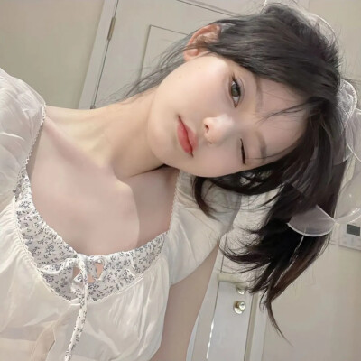 女 听说倒着走 就可以回到从前好像不行 原来 回忆就是惩罚那些念旧的人 原来这些都是短暂的陪伴 和永久的离开