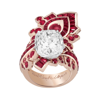  Van Cleef & Arpels 梵克雅宝「Treasure of Rubies」系列 Feuille de rubis 玫瑰金戒指 主石为1颗9.05ct的枕形切割钻石，点缀红宝石和钻石