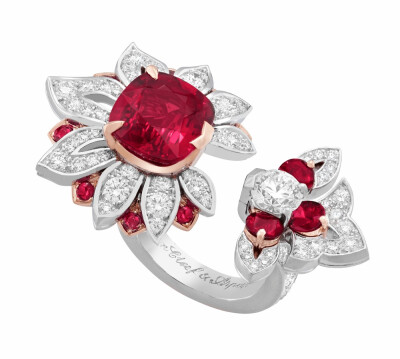  Van Cleef & Arpels 梵克雅宝「Treasure of Rubies」系列 Kolam 白金指间戒 主石为1颗5.38ct的枕形切割红宝石，点缀红宝石和钻石