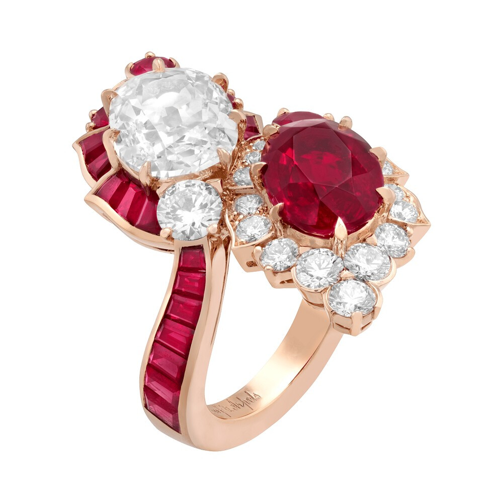 Van Cleef & Arpels 梵克雅宝「Treasure of Rubies」系列 Zita 玫瑰金戒指 主石为1颗3.81ct的椭圆型切割红宝石，1颗3.01ct的枕形切割钻石，点缀红宝石和钻石