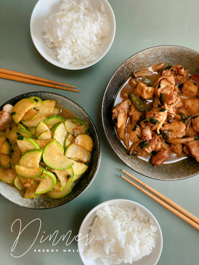 已經每一頓都得吃肉肉了～
M也做了一頓炒飯呢
從洗菜切菜炒飯一手包辦
「除了調味是我✌」
一起好好吃飯吧