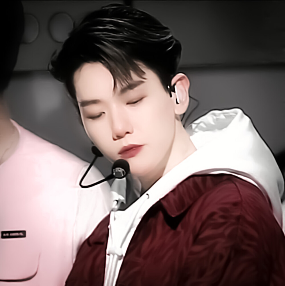  “我会在长椅上吹晚风时想你，我会在路灯下喝啤酒时想你，我会在灯光中突然愣住时想你，我会在星空下蓦然回首时想你，唯独我不想遇见你了.”
*边伯贤Baekhyun