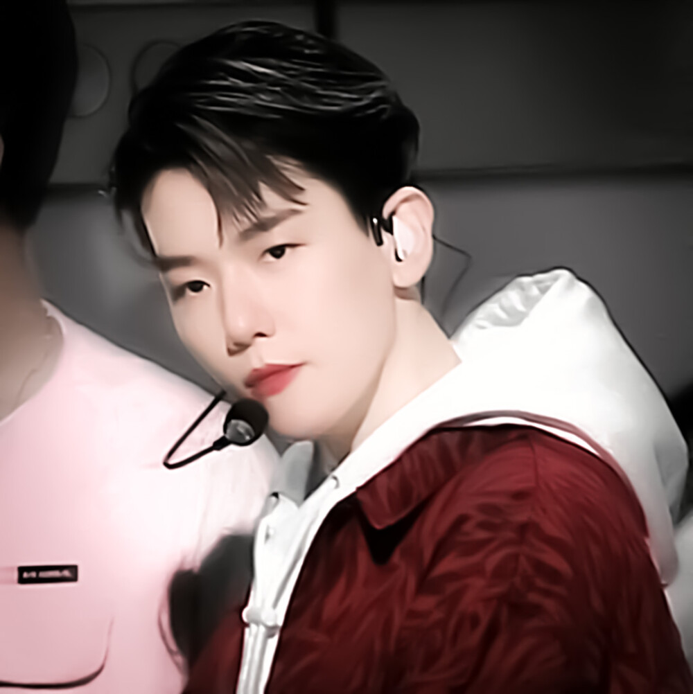  “我会在长椅上吹晚风时想你，我会在路灯下喝啤酒时想你，我会在灯光中突然愣住时想你，我会在星空下蓦然回首时想你，唯独我不想遇见你了.”
*边伯贤Baekhyun