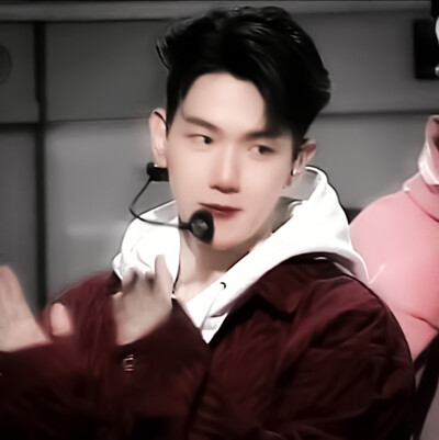  “我会在长椅上吹晚风时想你，我会在路灯下喝啤酒时想你，我会在灯光中突然愣住时想你，我会在星空下蓦然回首时想你，唯独我不想遇见你了.”
*边伯贤Baekhyun