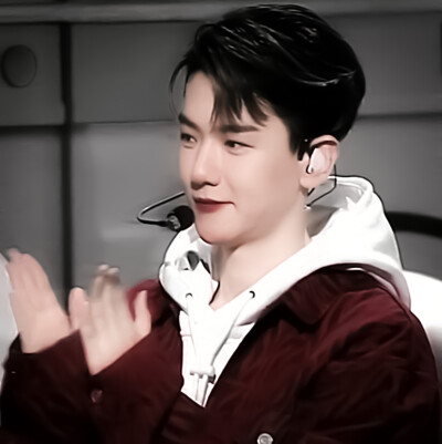  “我会在长椅上吹晚风时想你，我会在路灯下喝啤酒时想你，我会在灯光中突然愣住时想你，我会在星空下蓦然回首时想你，唯独我不想遇见你了.”
*边伯贤Baekhyun